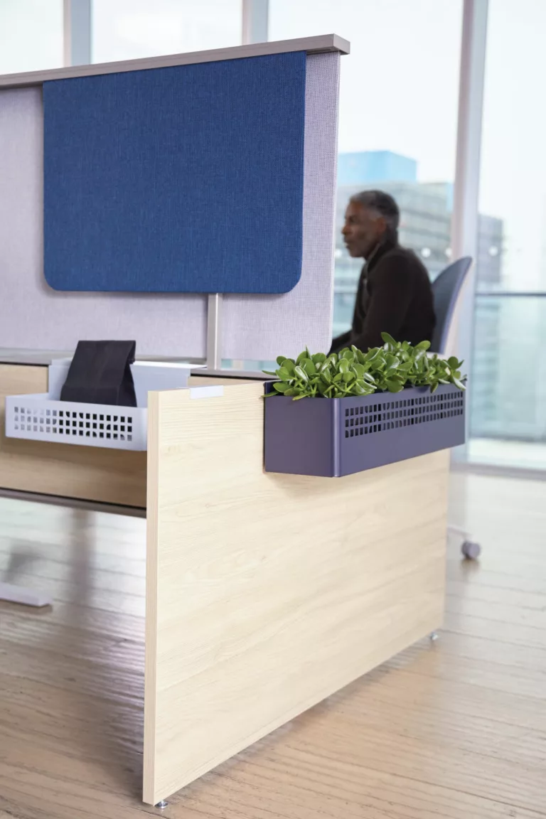 Medium District Sliding Screens & Lateral Screen Planter